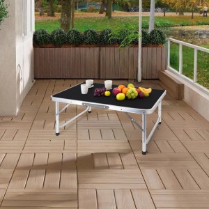 Schwarzer Relaxdays Campingtisch aus Aluminium, klappbar und höhenverstellbar, auf einer Terrasse mit Obst.