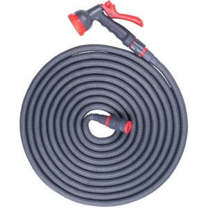 Flexibler Gartenschlauch (16,5m) grau/rot mit Brause und Anschlussstück, aufgerollt.