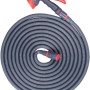 Flexibler Gartenschlauch (16,5m) grau/rot mit Brause und Anschlussstück, aufgerollt.