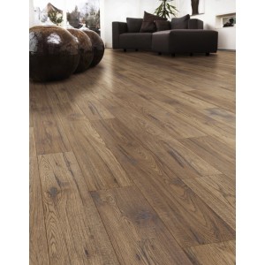 Kaindl Comfort Laminat 7 mm Hickory mit authentischer Holzmaserung im Wohnzimmer. Dunkelbrauner Bodenbelag.