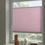 Rosa Wohnidee Plissee mit 2 Bedienschienen am Fenster, blickdicht und lichtdurchlässig.