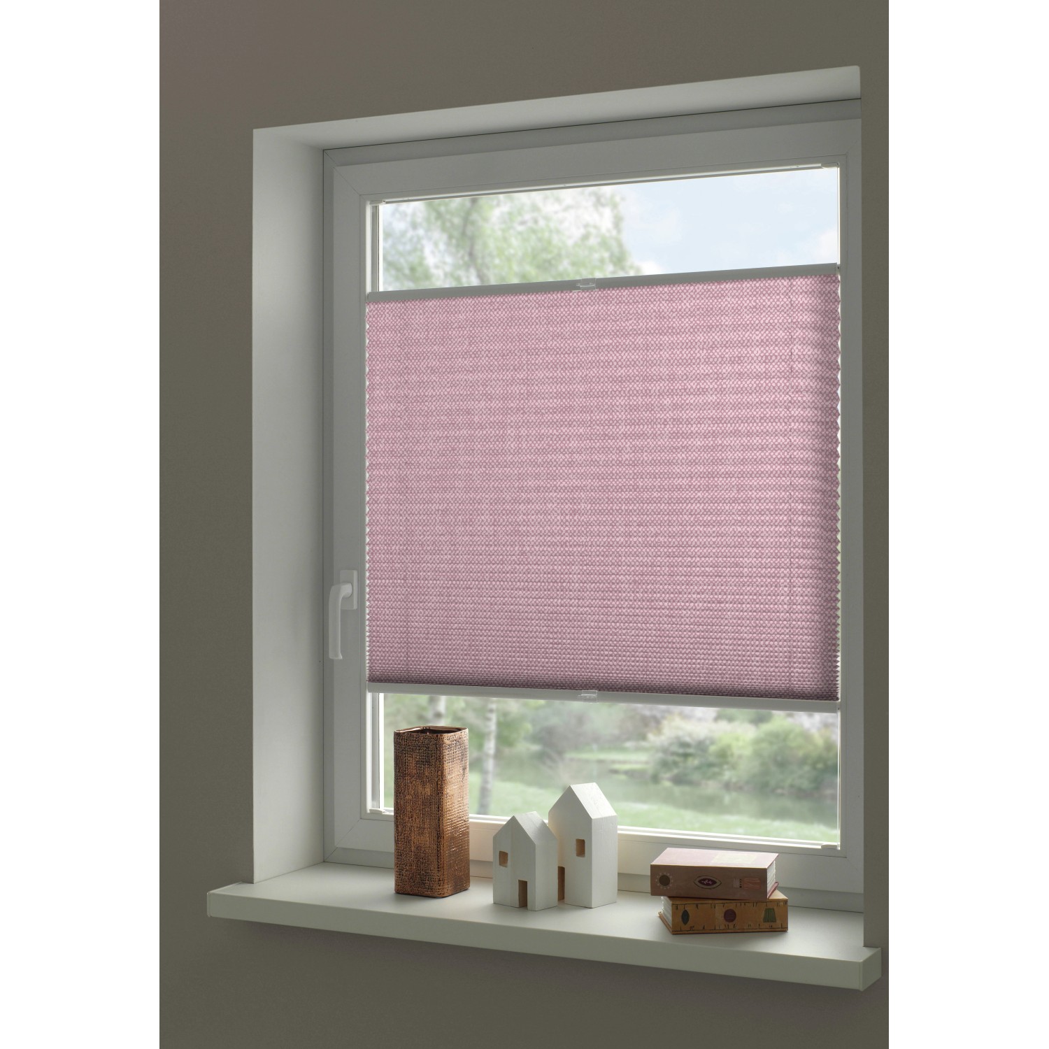 Rosa Wohnidee Plissee mit 2 Bedienschienen am Fenster, blickdicht und lichtdurchlässig.