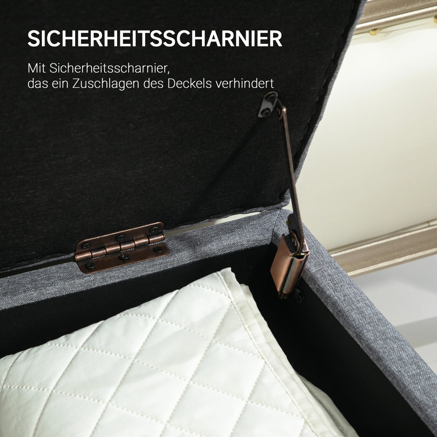 Detailaufnahme: HOMCOM Sitzbank hellgrau mit Sicherheitscharnier und Stauraum.