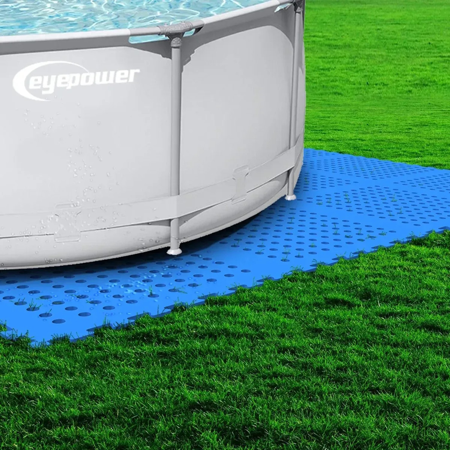 Blaues eyepower Poolmatte 44er Set unter Pool auf Rasen für sicheren Stand und Schutz.