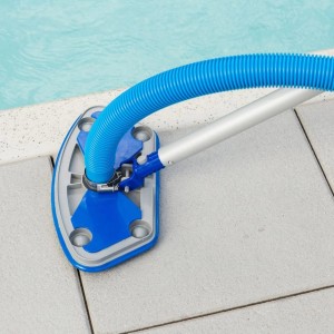 Blauer Poolschlauch (32mm) mit Reiniger am Poolrand. Flexibler Schlauch mit Trennmuffen.