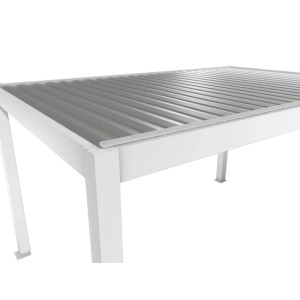 Detailansicht der Biohort Pergola 3,5 m x 3 m in Weiß-Silber, Terrassenüberdachung mit Lamellendach.