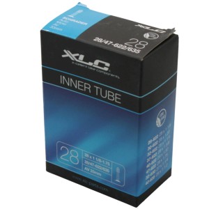 XLC Fahrradschlauch VT-A28 für 27/28 Zoll Räder, Autoventil 33mm, in schwarz-blauer Verpackung.