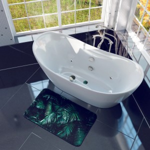 SANILO Badteppich Palmdream (70x110 cm) mit Palmenmuster vor Badewanne.