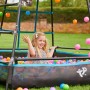 TP Toys Klettergerüst Explorer mit Kind im Bällebad. Spielturm aus Stahl, schwarz und blau.