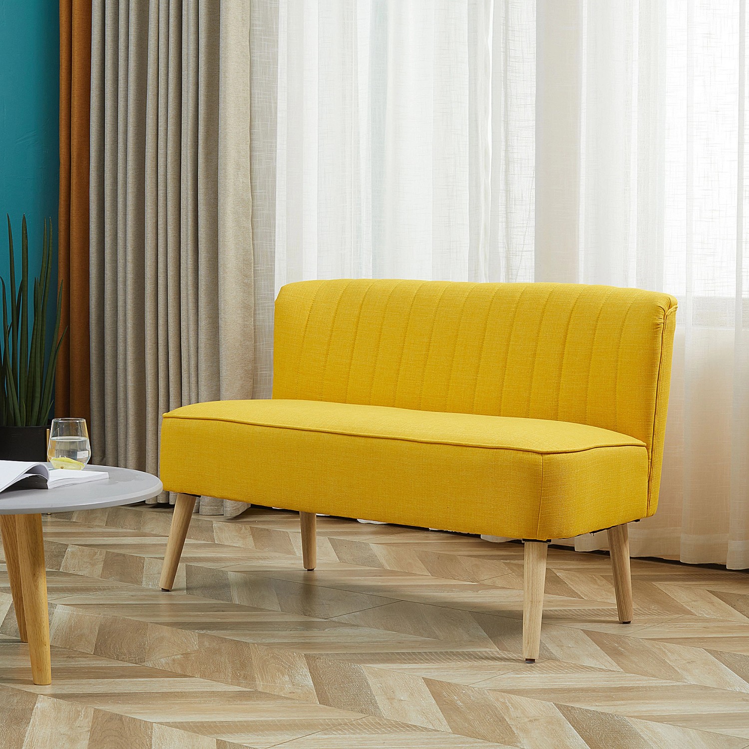 Gelbes 2-Sitzer Stoffsofa von HOMCOM mit Holzfüßen, ideal für Wohnzimmer und Flur.