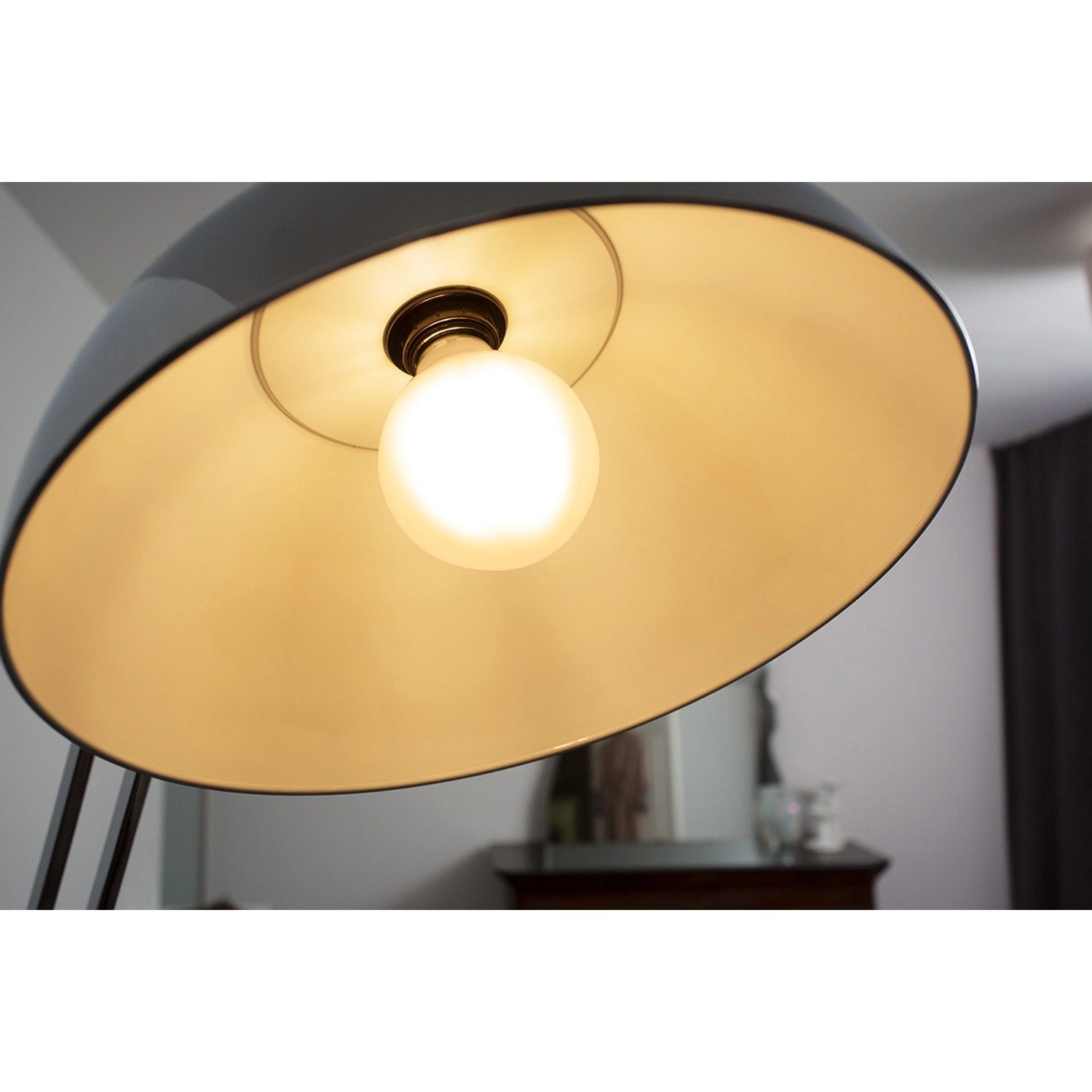 Osram LED-Leuchtmittel E27 Globeform, 11W, warmweißes Licht in einer Lampe.