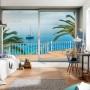 Komar Vlies Fototapete Tranquillo (400x260 cm) mit Meerblick und Segelboot im Schlafzimmer.