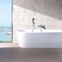 Weiße Ottofond Eck-Badewanne Modena Corner links aus Acryl in modernem Bad mit Meerblick. Ideal für Ihr Badezimmer.