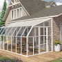 Palram Canopia Gewächshaus Sun Room, 508x257 cm, weiß, mit transparenten Wänden und Dach am Haus.