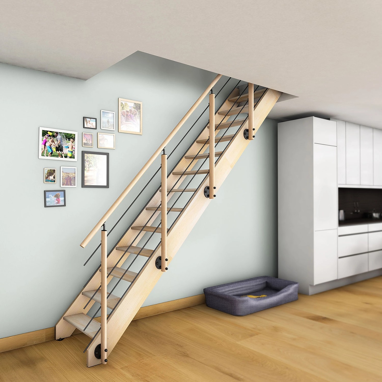 Helle Kordo Buche Innentreppe mit Edelstahl Geländer im modernen Wohnraum.