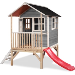 Graues EXIT Loft 300 Holzspielhaus mit roter Rutsche und Leiter auf Stelzen.