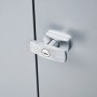 Detailaufnahme: Silberner Drehgriff mit Zylinderschloss am Biohort Terrassenschrank Romeo.
