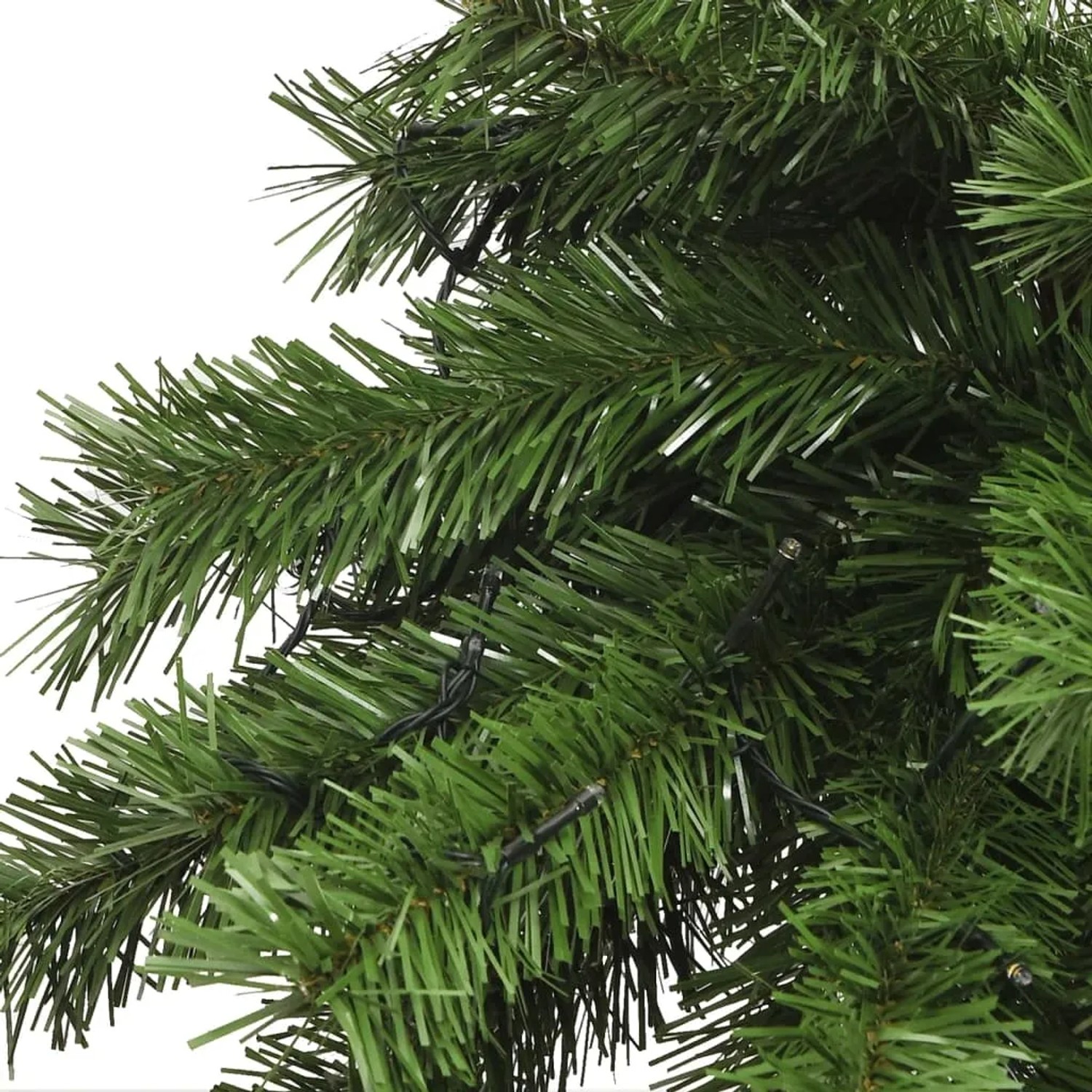 Detailaufnahme: Grüne Zweige der künstlichen Doppel-Palme mit LEDs.