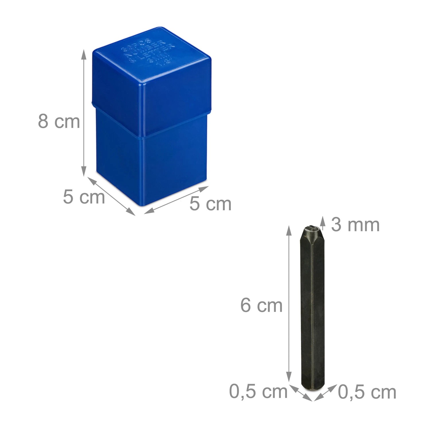 Schlagbuchstaben Set: Blauer Kasten (8x5x5 cm) und schwarzer Stahl-Prägestempel (6 cm, 3 mm Zeichenhöhe). Handwerkzeuge.