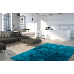 Petrolfarbener Hochflor-Teppich Curacao (160x230 cm) im modernen Wohnzimmer.