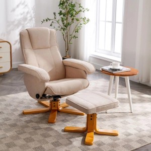Beiger Svita Charles Relaxsessel mit Hocker, Holzfüßen, verstellbarer Rückenlehne und Drehfunktion im Wohnzimmer.