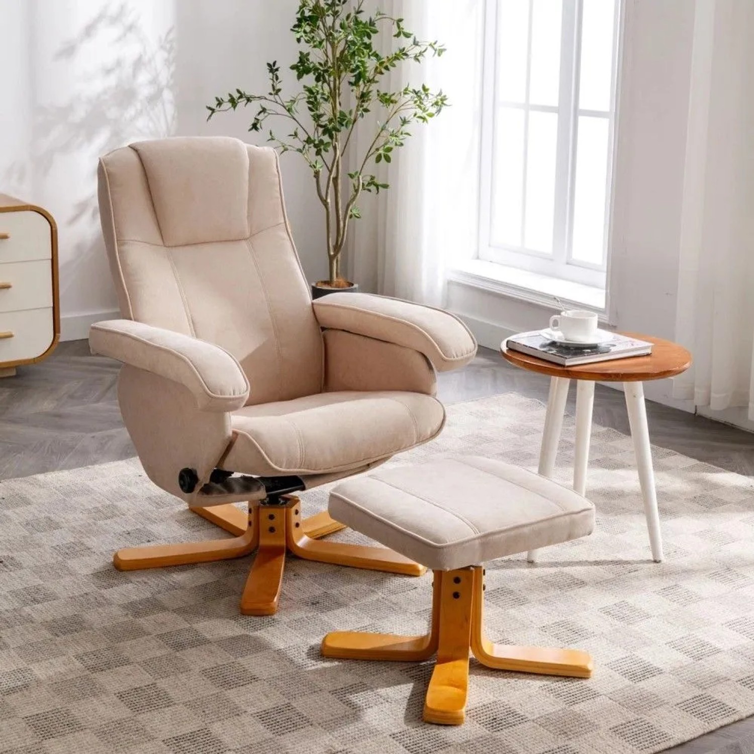 Beiger Svita Charles Relaxsessel mit Hocker, Holzfüßen, verstellbarer Rückenlehne und Drehfunktion im Wohnzimmer.
