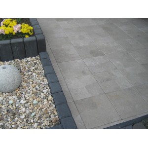 Diephaus Rechteck-Palisade in Anthrazit als Beeteinfassung und seitliche Begrenzung.