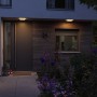Eckige Paulmann LED-Außendeckenleuchte Lamina mit Sensor an Hauswand, warmweißes Licht.