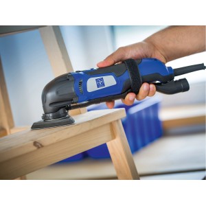 LUX Exzenterschleifer mit Delta-Schleifscheibe im Einsatz auf Holz, blau-schwarzes Design.