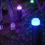 Philips Hue Calla Sockelleuchte im Garten mit farbigem Licht. Erweiterung für smarte Außenbeleuchtung.