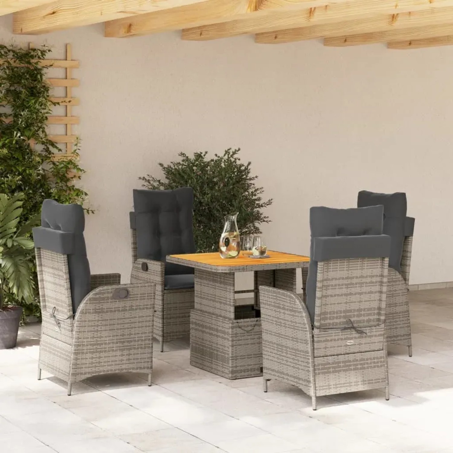 5-teilige Garten-Essgruppe aus grauem Poly Rattan mit Kissen.