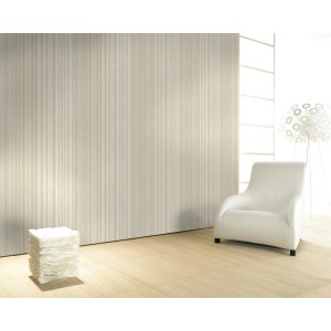 Glööckler Vliestapete Imperial Welle in Champagner-Metallic an Wand, kombiniert mit weißem Sessel.