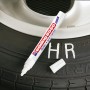 Edding 8050 Reifenmarker Weiß auf Reifen mit weißer Schrift.