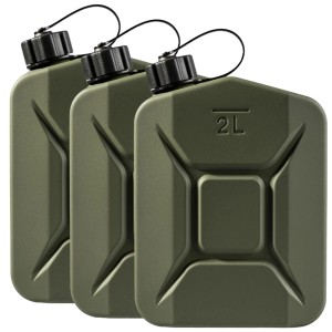 Drei olivgrüne 2L BW Proper Kraftstoffkanister aus Metall. Benzinkanister für Pannenhilfe & Erste Hilfe.