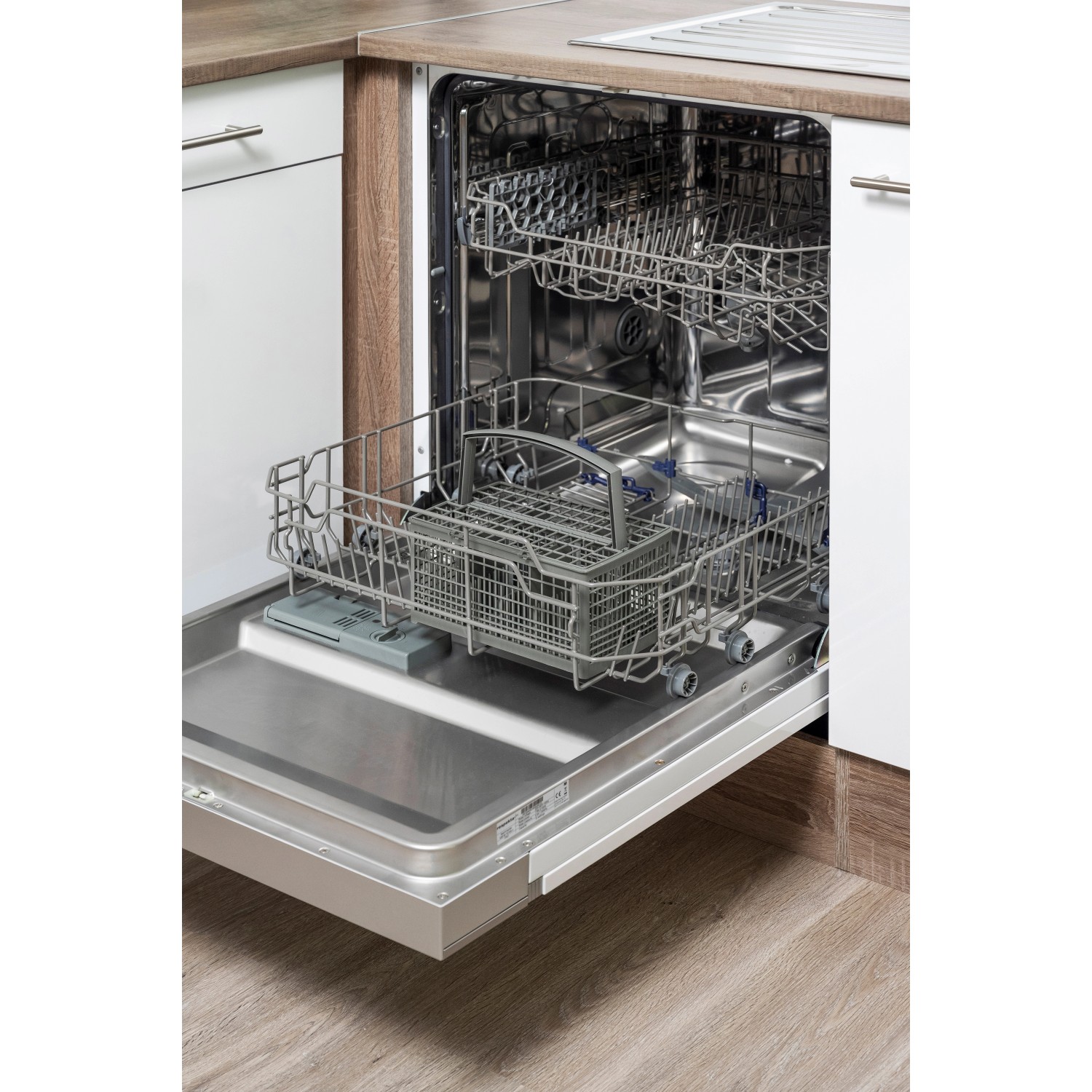 Offener Geschirrspüler der Respekta Winkelküche in Weiß und Eiche York Nachbildung.