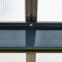 Detailansicht Gutta Terrassenüberdachung Anthrazit: Aluminiumprofile und Polycarbonat Hohlkammerplatten.