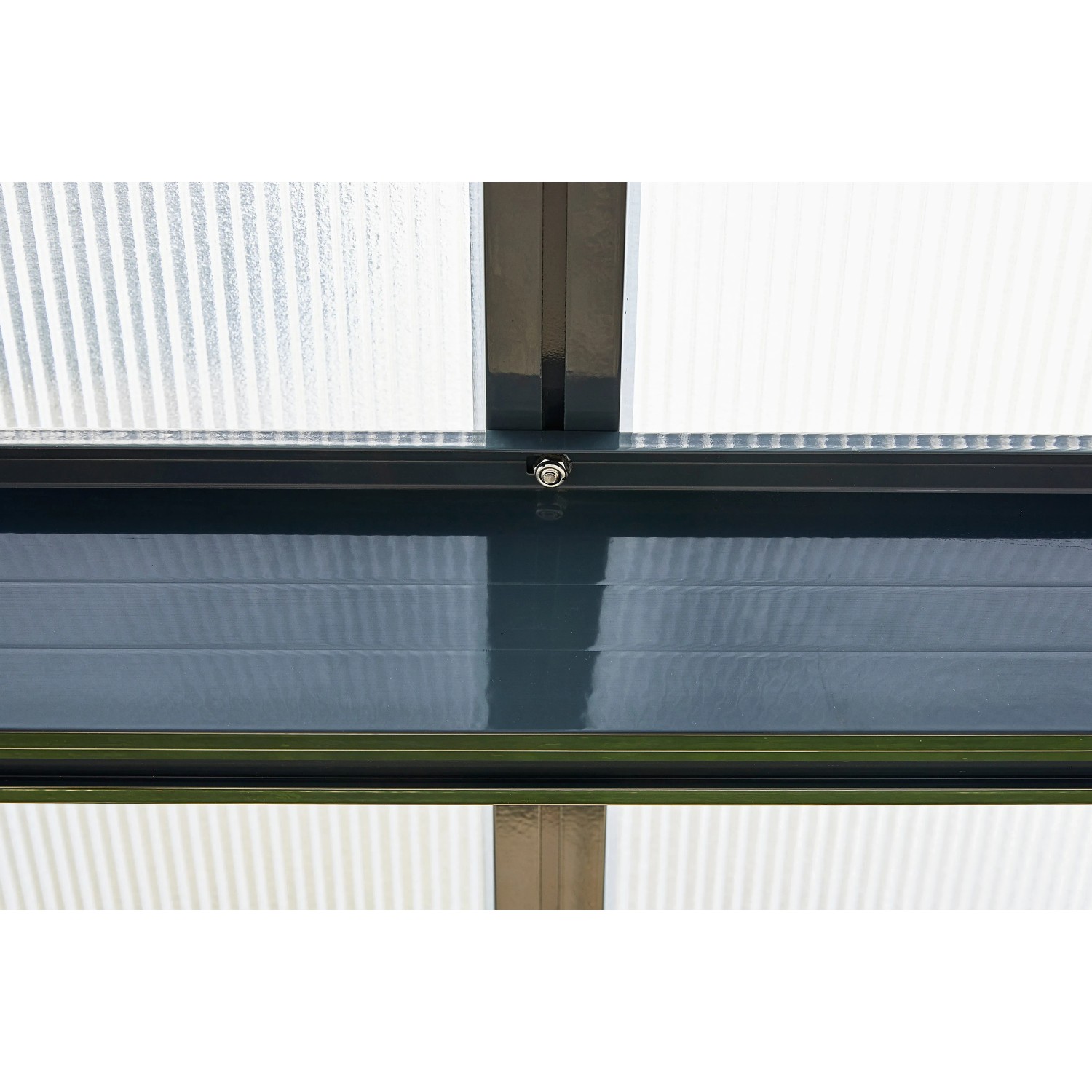 Detailansicht Gutta Terrassenüberdachung Anthrazit: Aluminiumprofile und Polycarbonat Hohlkammerplatten.