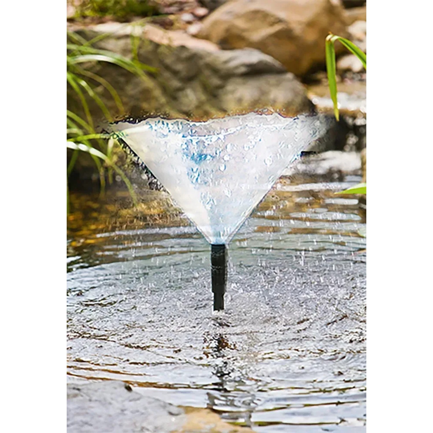 Heissner Teichpumpen-Set Aqua Jet Eco mit Wasserspiel im Gartenteich.
