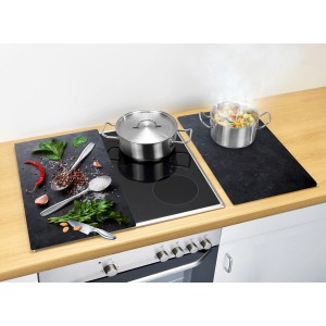 Allstar Glasabdeckplatten Basilikum 2er-Set auf einem Glaskeramik-Kochfeld mit Töpfen.