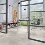 Verlegter Parador Designboden Modular ONE Hydron Beton Hellgrau Steinstruktur im Büro.