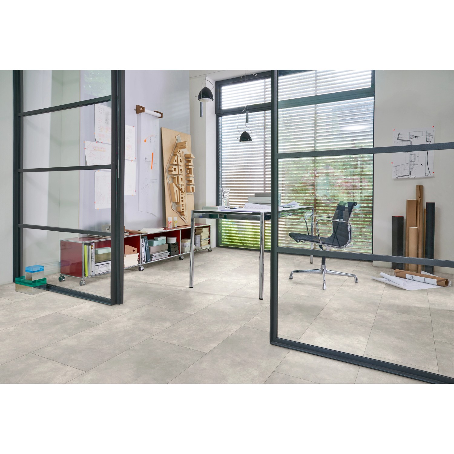 Verlegter Parador Designboden Modular ONE Hydron Beton Hellgrau Steinstruktur im Büro.