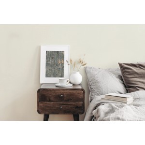 Vliestapete Casual Chic Uni Weiß im Rahmen auf Nachttisch im Schlafzimmer.