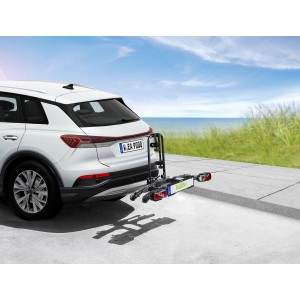 Eufab Fahrradträger Falcon Plus am Heck eines weißen Autos montiert.