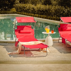 2er Set rote Gartenliegen mit Sonnendach und Kopfkissen am Pool. SoBuy Sonnenliege aus Metall.
