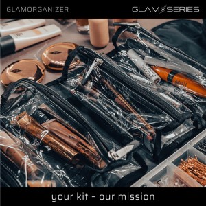 Schwarze Glamorganizer Kosmetiktasche mit transparenten Reißverschlussfächern, gefüllt mit Make-up und Pinseln für Ordnung.