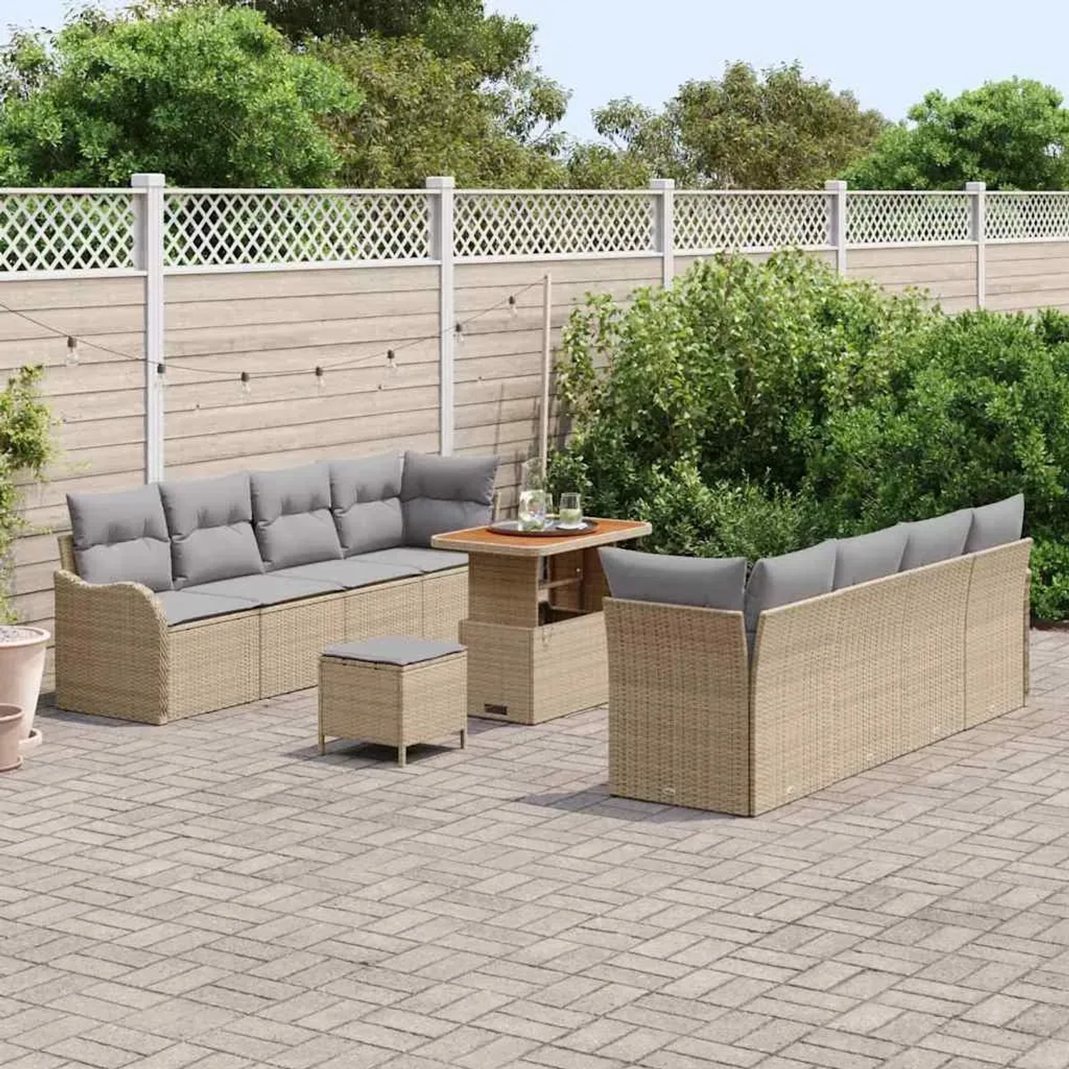 Beiges 11-teiliges Garten-Sofa-Set aus Poly Rattan und Akazie mit grauen Kissen.