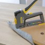 Stanley FatMax TR75 6in1 Handtacker beim Befestigen von Stoff auf Holz.