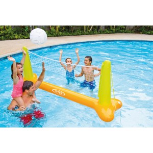 Intex Wasser-Volleyball Set im Pool mit spielenden Kindern und Erwachsenen.