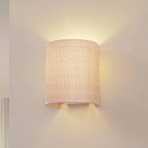 Cremefarbene Lindby Wandleuchte Soula im Landhausstil für Innenräume.