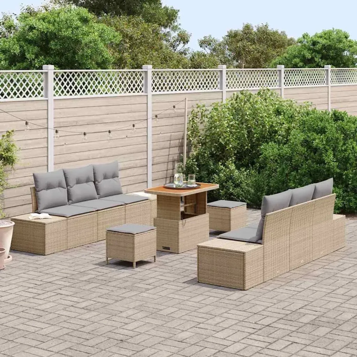 Beiges 9-teiliges Garten-Sofa-Set aus Poly Rattan mit Kissen und Tisch.